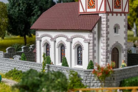 Faller H0 Dorpskerk met kerkhof 130679 - Afbeelding 4