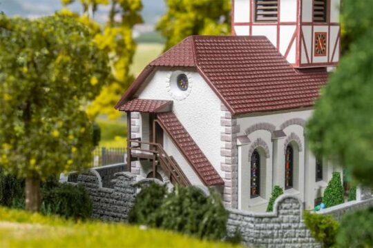 Faller H0 Dorpskerk met kerkhof 130679 - Afbeelding 2