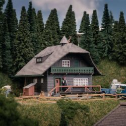 Faller H0 Jubileummodel Zwarte Woud huis met figuur 130010